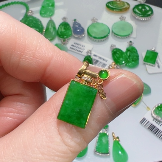 颈饰18K金镶嵌翡翠