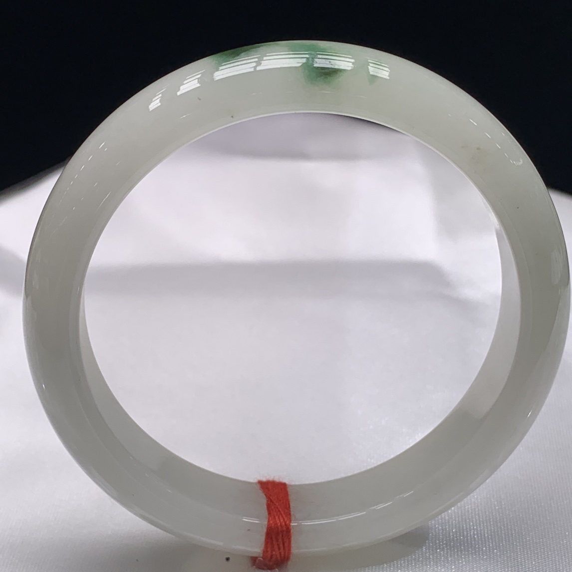 52-53圈口正圈，飘蓝花，肉质细腻，玉化均匀