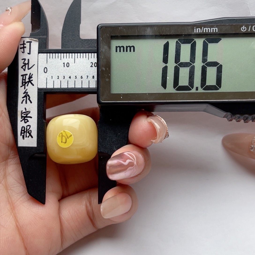 蜜蜡裸石未镶嵌哈*蜜蜡墩子 思思