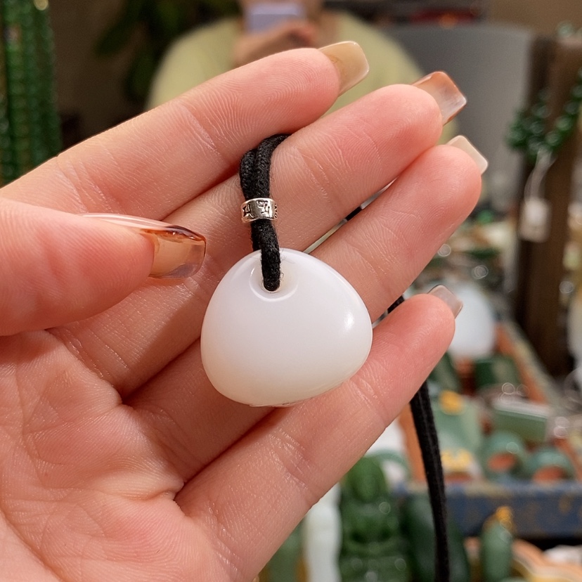【闪购商品】吊坠(赠链)未镶嵌和田玉