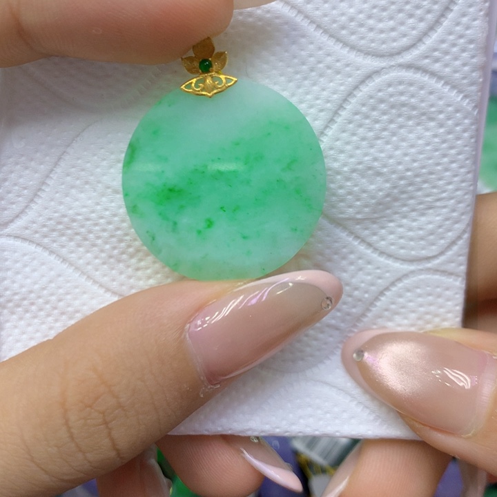 颈饰18K金镶嵌翡翠