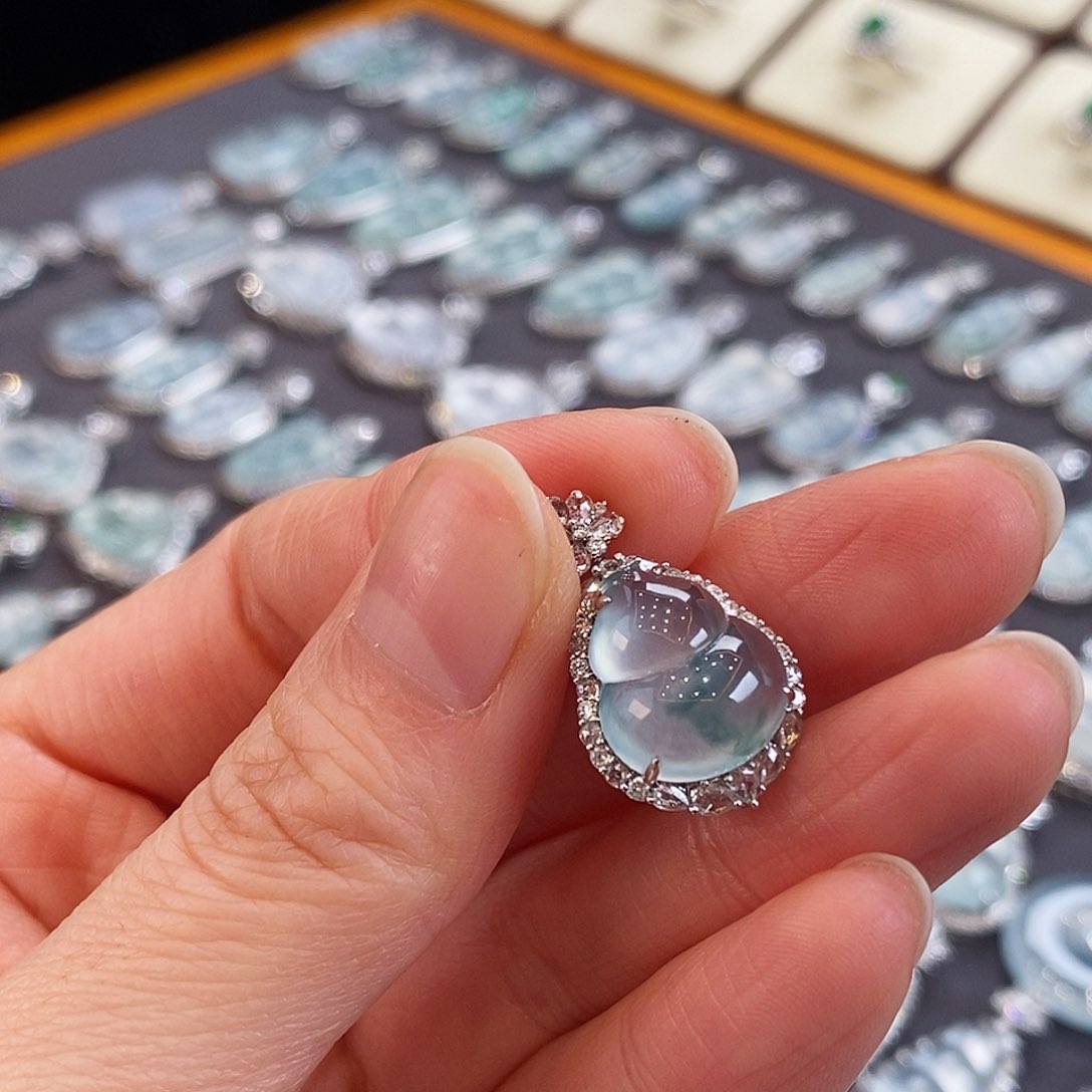 翡翠颈饰18K金镶嵌天然缅甸翡翠吊坠葫芦