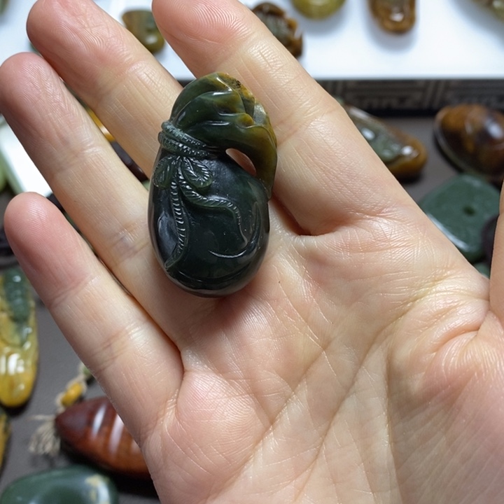 岫岩老玉（透闪石质玉）挂坠未镶嵌