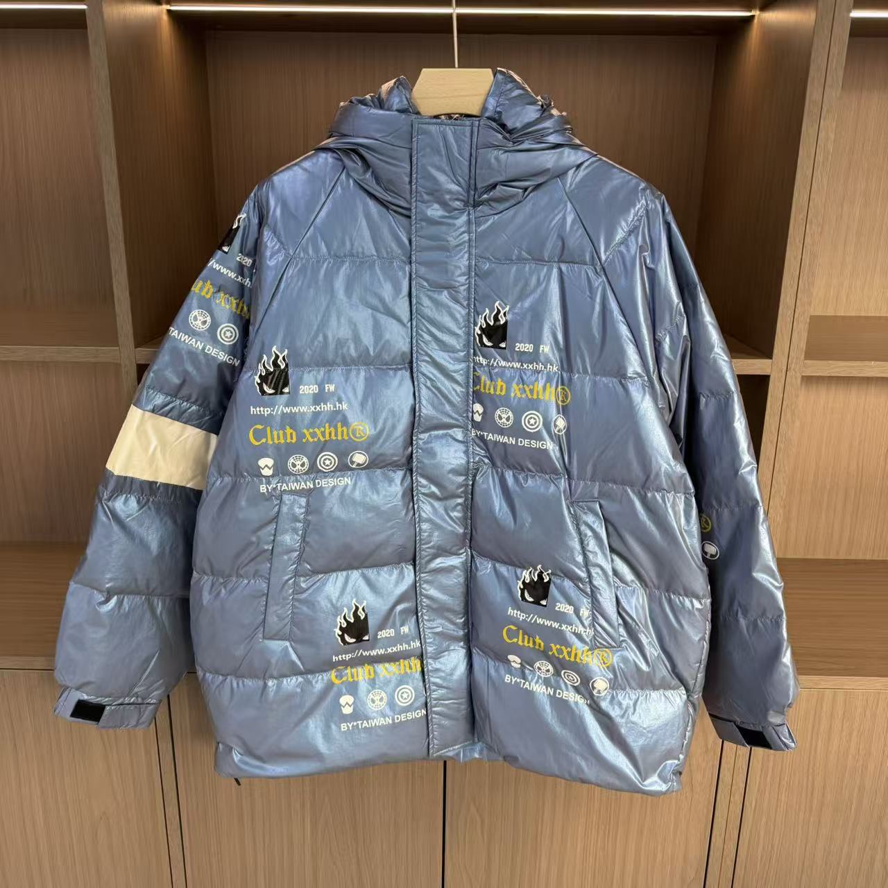 冬季经典连帽亮面羽绒服DGCYYRF3549