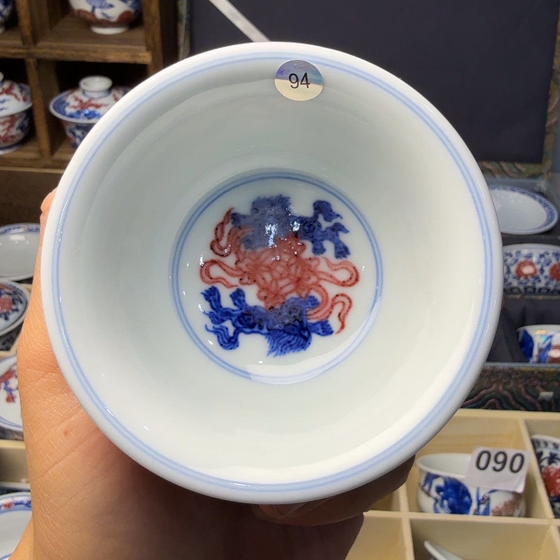 釉里红双狮压手杯