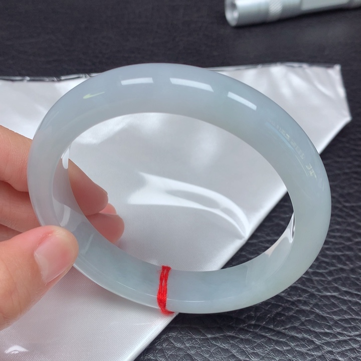 翡翠手镯未镶嵌63-64。