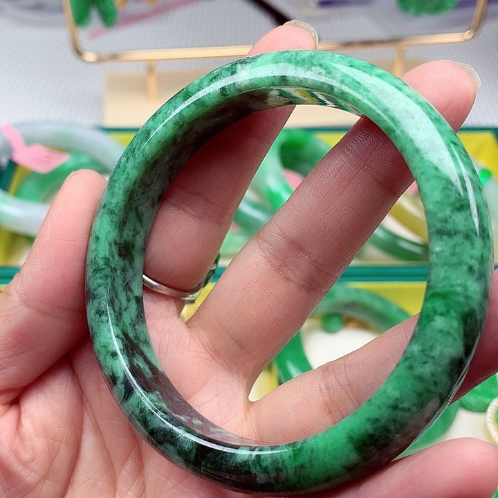 翡翠手镯未镶嵌翡翠