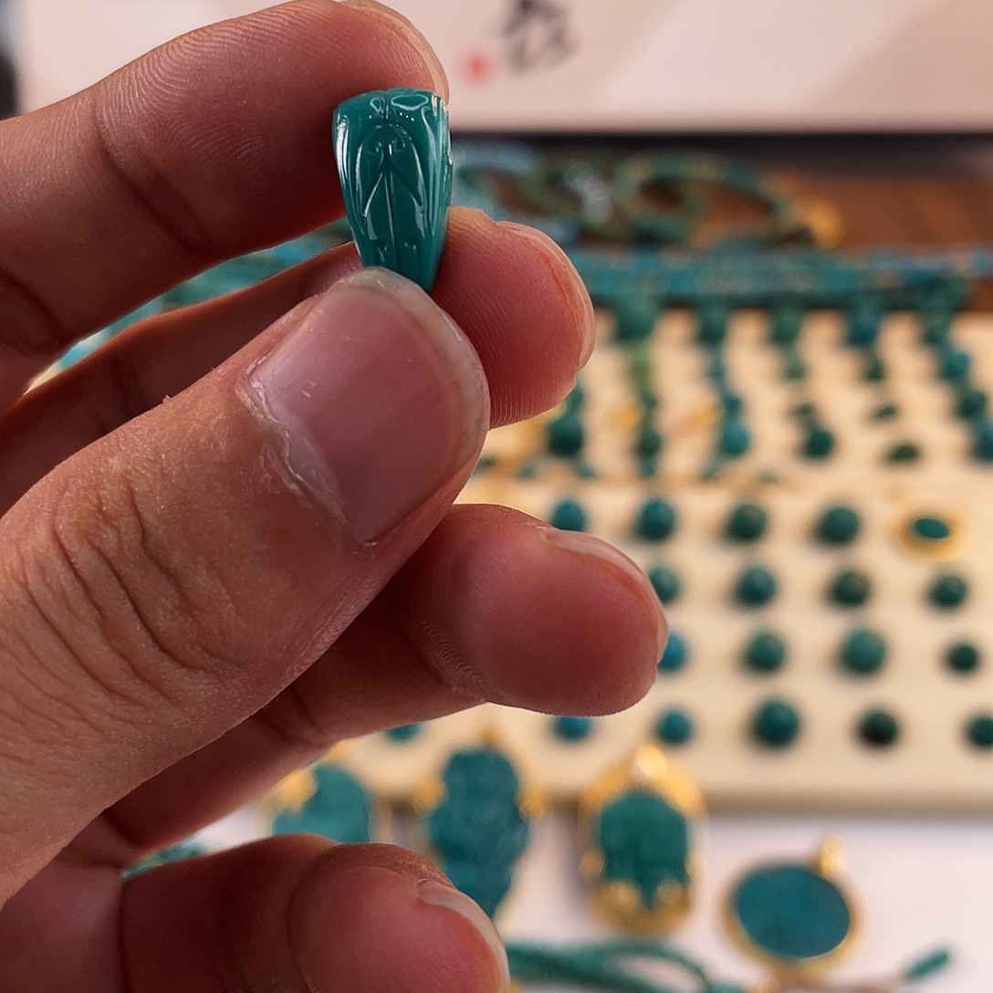 绿松石未镶嵌颈饰