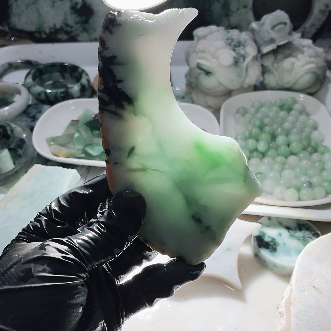 翡翠未镶嵌颈饰边角料