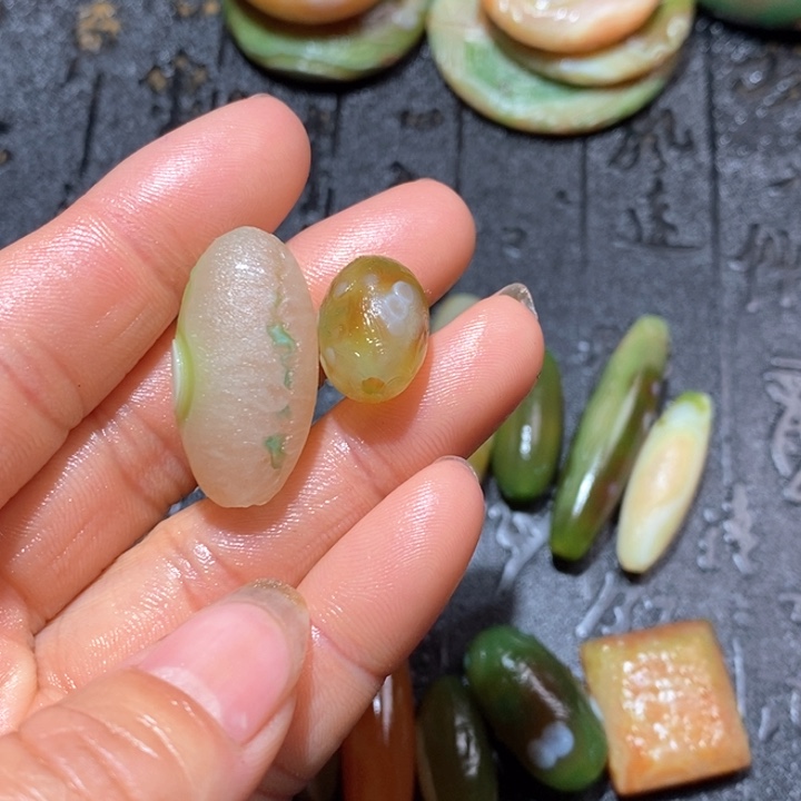 石英质玉颈饰未镶嵌小*五