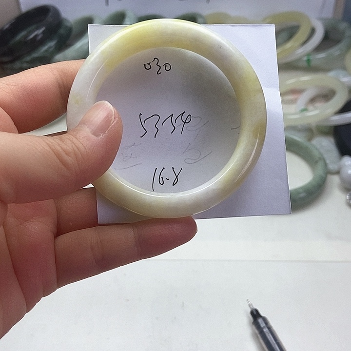 石英质玉手镯未镶嵌