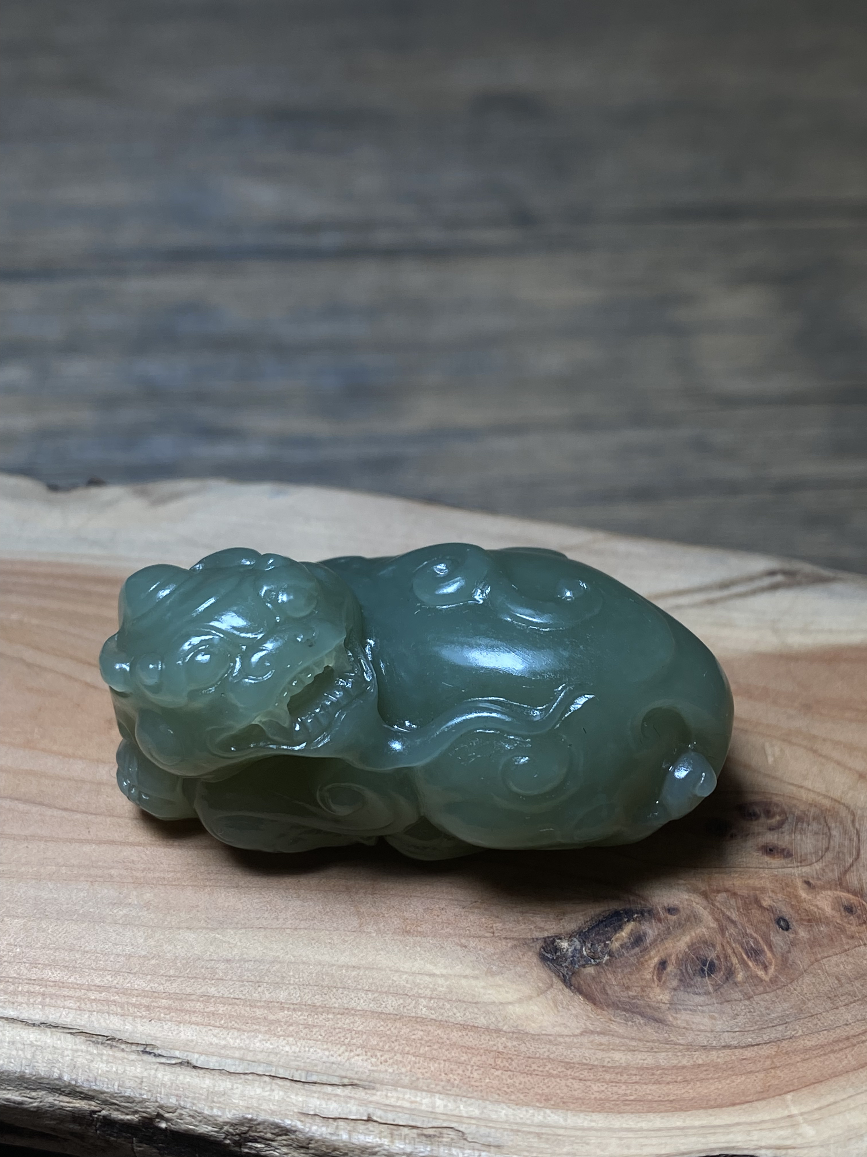 新疆若羌青黄口《回头貔貅》吊坠 尺寸:40.2/23.2/18.9mm 重量:26g