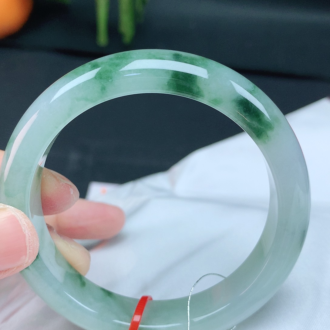 翡翠手镯未镶嵌54圈