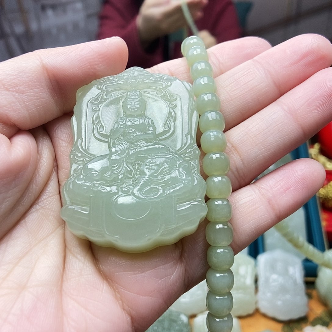 和田玉颈饰未镶嵌草**人