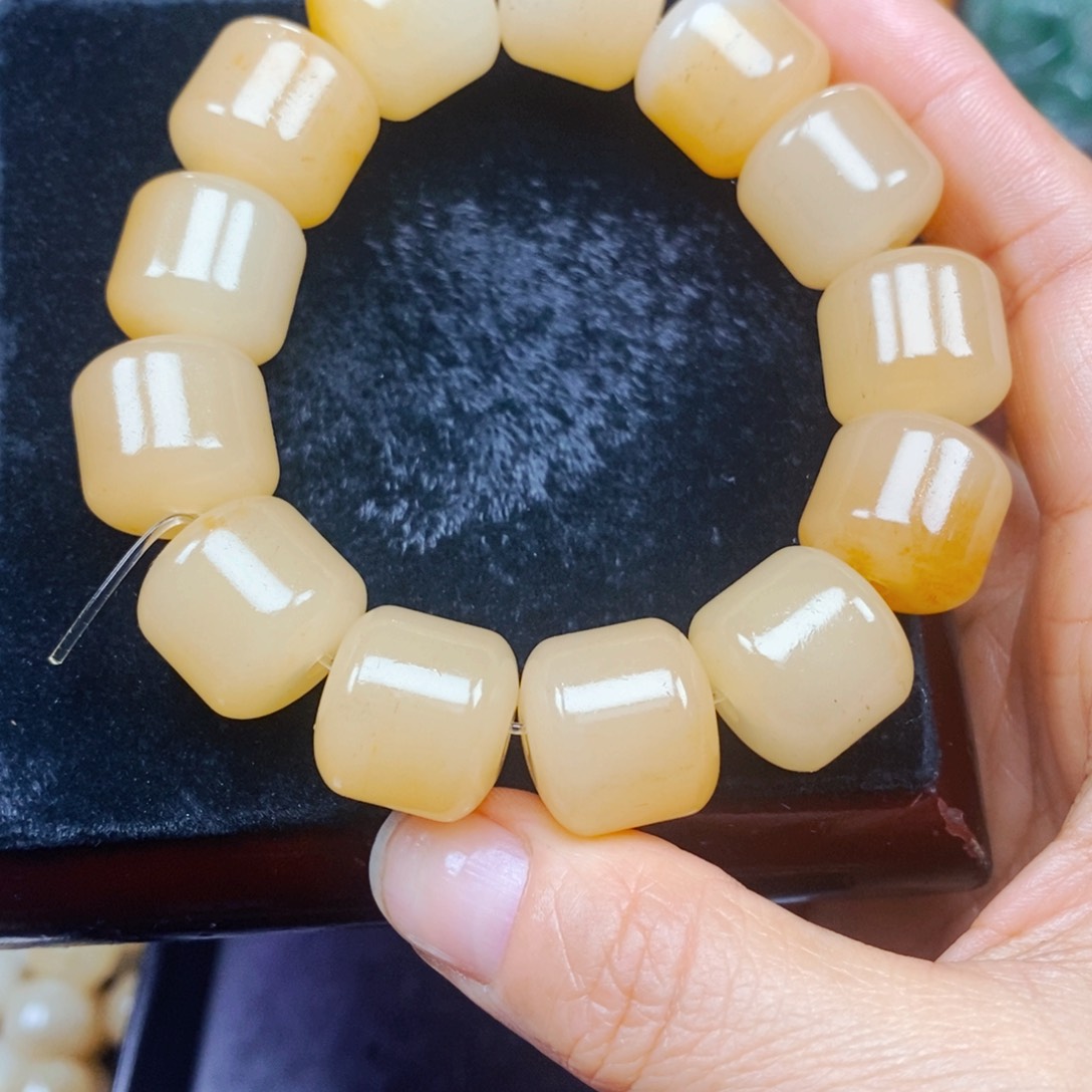 石英质玉（黄龙玉）未镶嵌颈饰