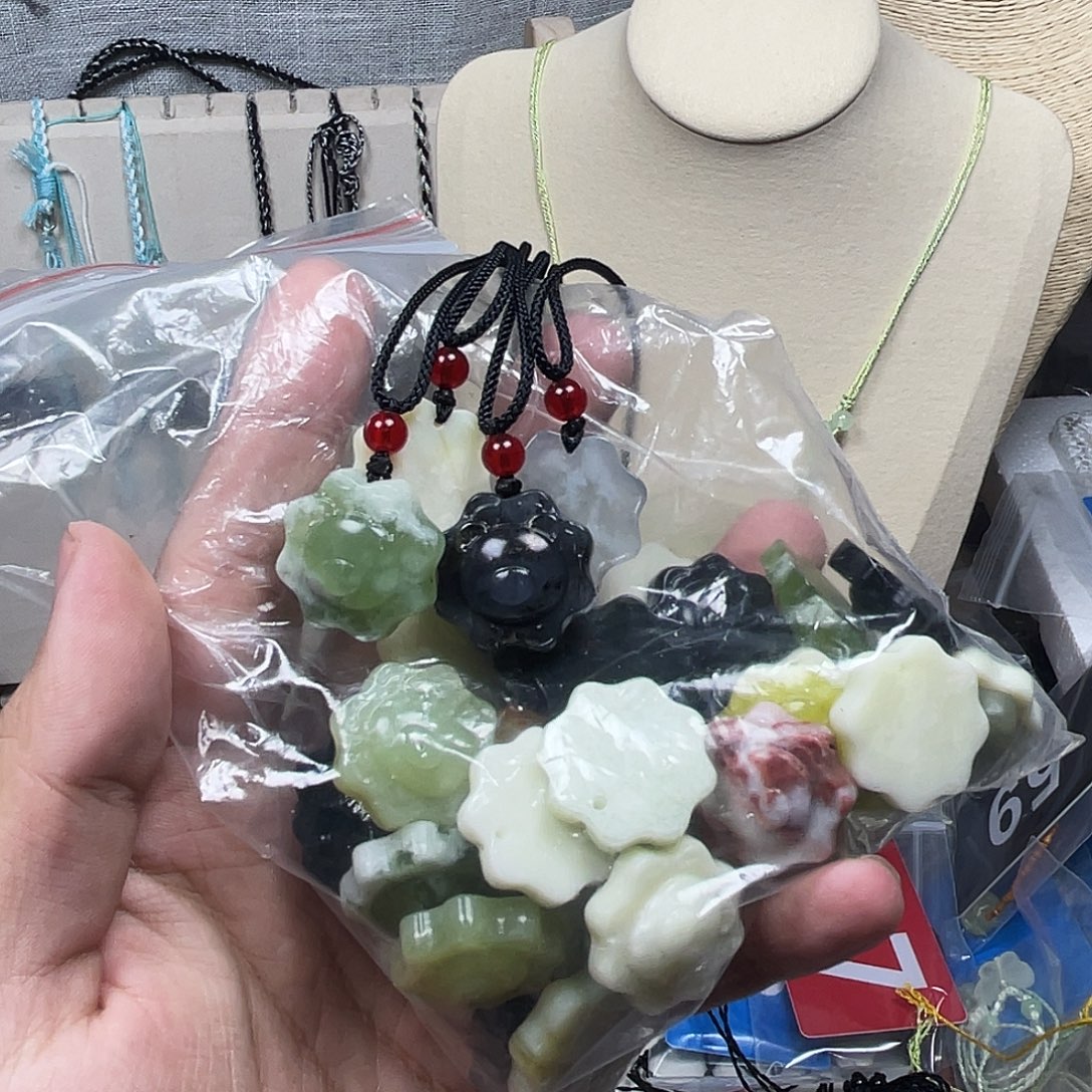 星***点蛇纹石玉合金颈饰