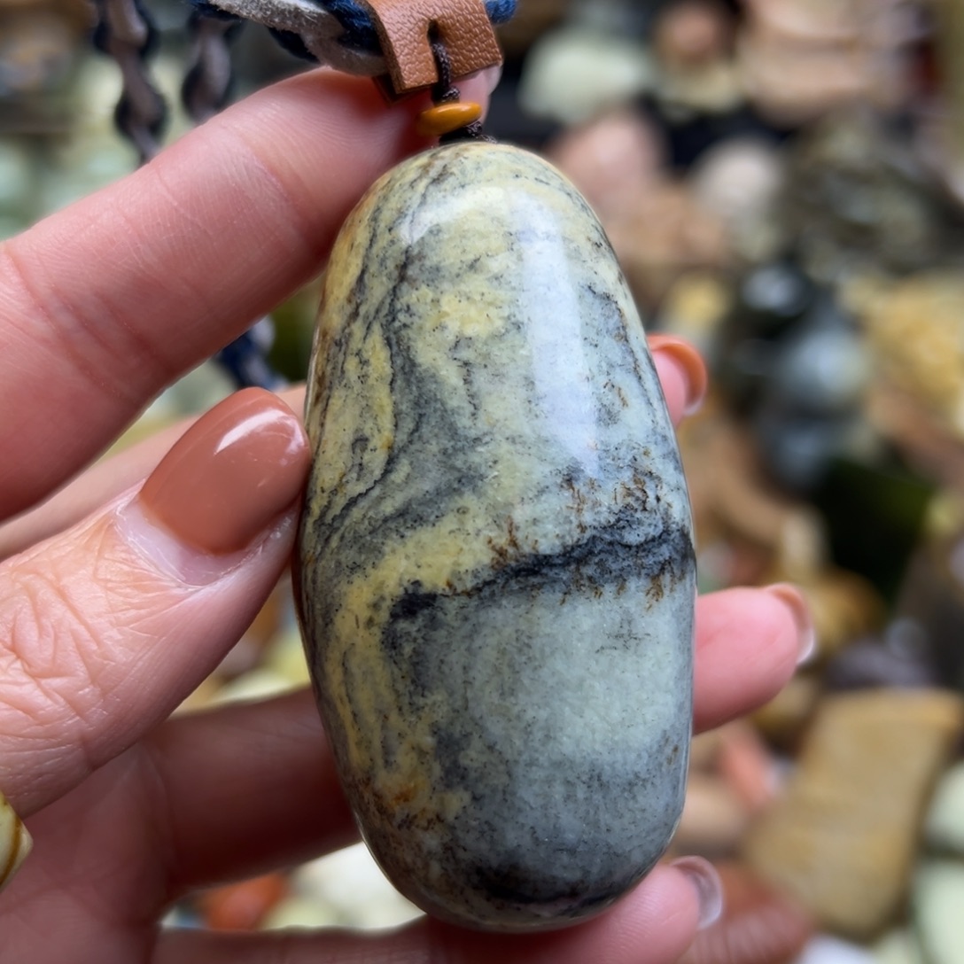 岫岩河磨玉（透闪石质玉）未镶嵌颈饰河磨玉手玩