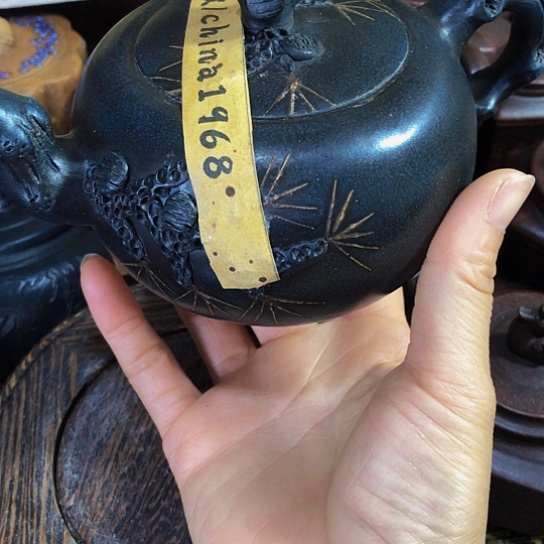 茶壶紫砂原矿泥料手工制作的一把紫砂壶。