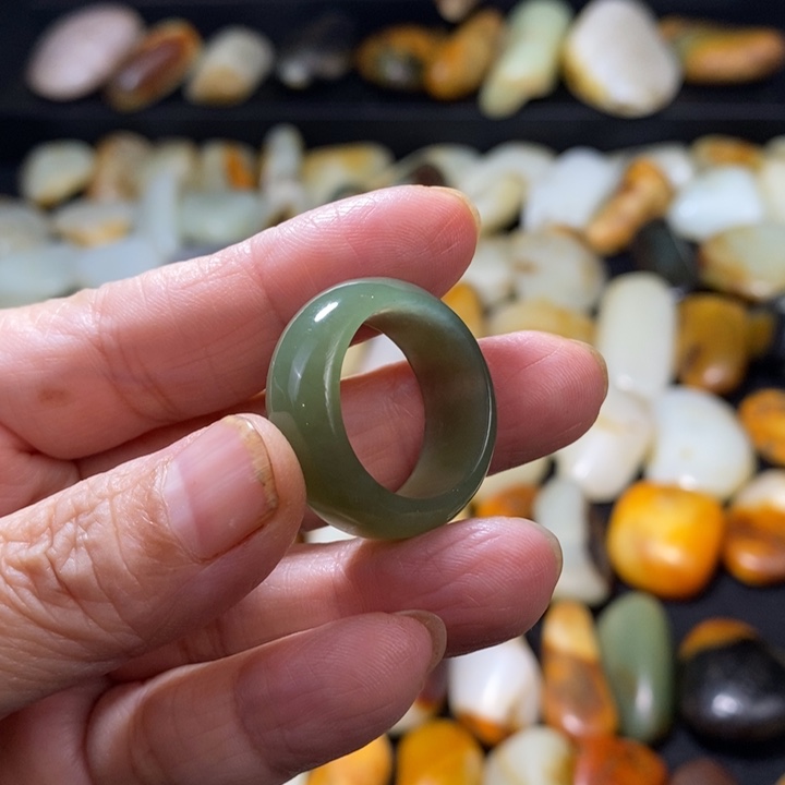 和田玉未镶嵌把件