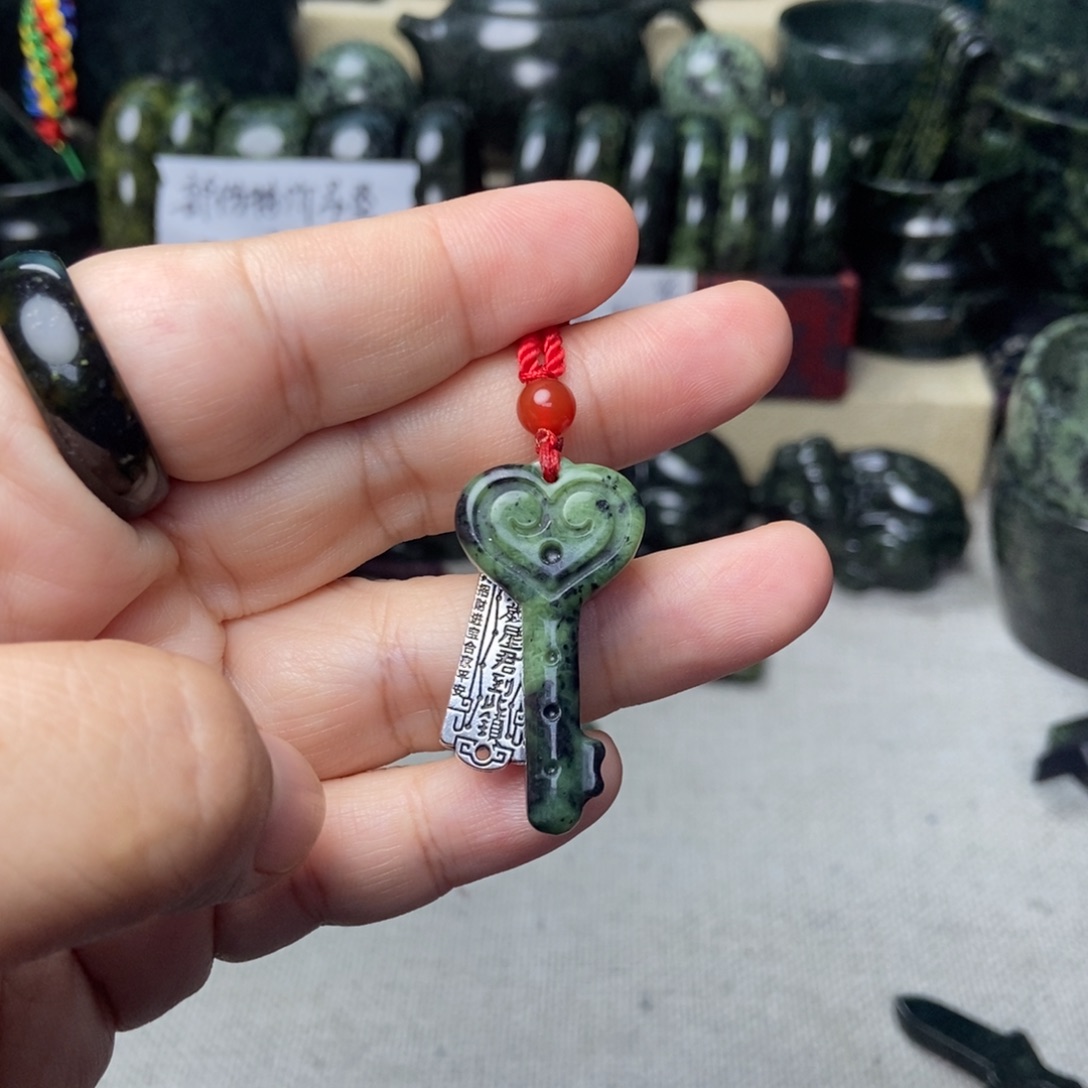 蛇纹石玉未镶嵌颈饰智齿（光）-西藏药王石