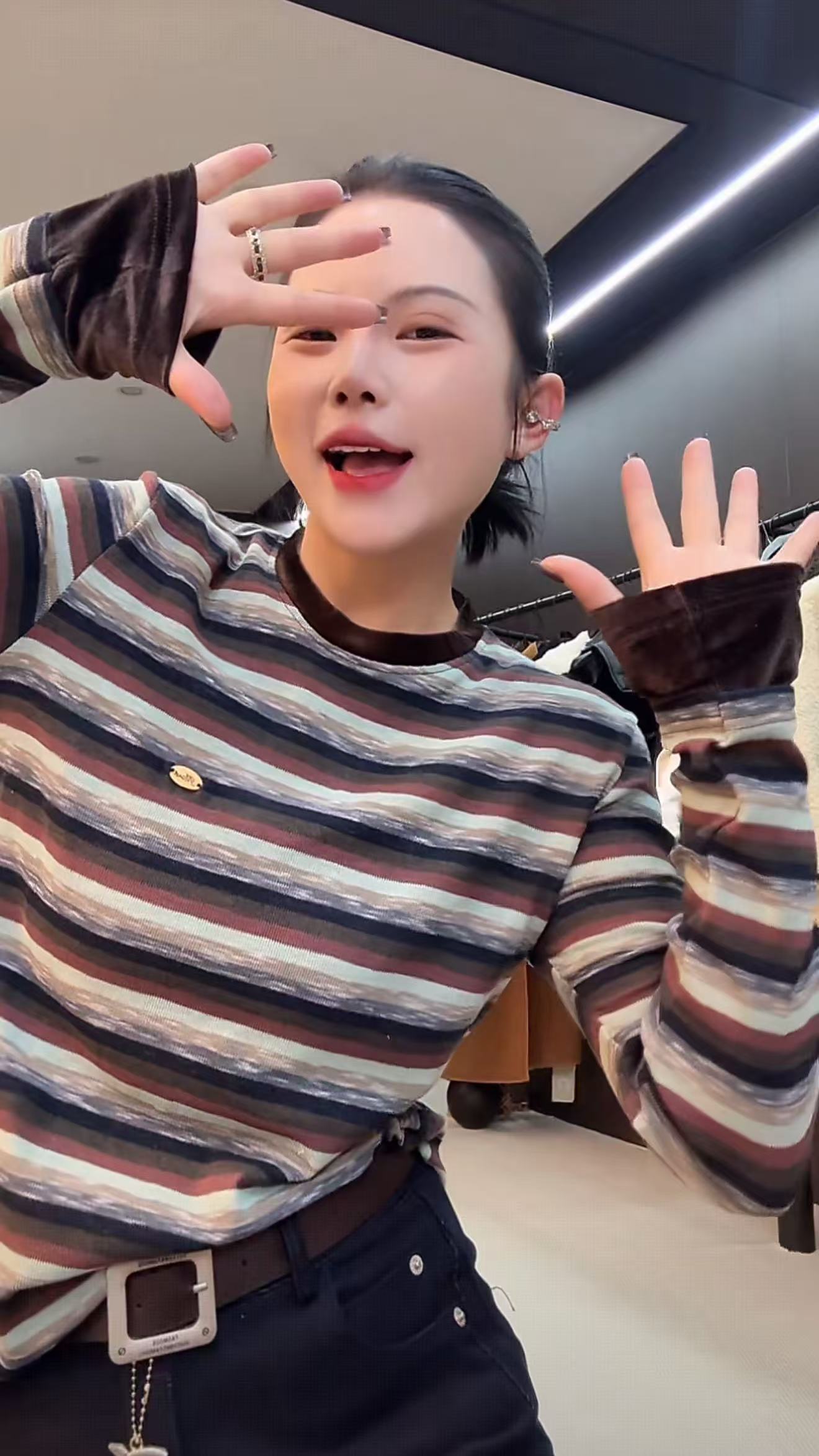 圆领长袖条纹女拼接丝绒袖打底衫