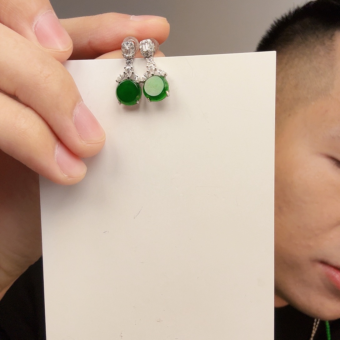 翡翠未镶嵌颈饰一对