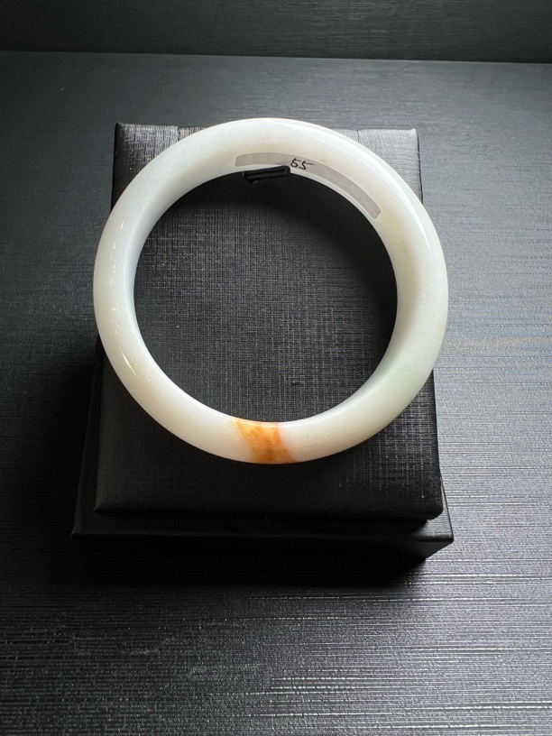 55圈口 缅甸天然A货翡翠 一抹黄翡和苹果绿 正圈手镯