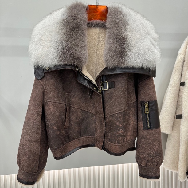 新款皮毛一体配狐狸毛外套冬季女款翻领加厚保暖时尚外套