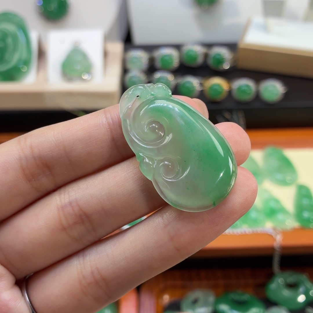 石英质玉（非洲翠）未镶嵌颈饰