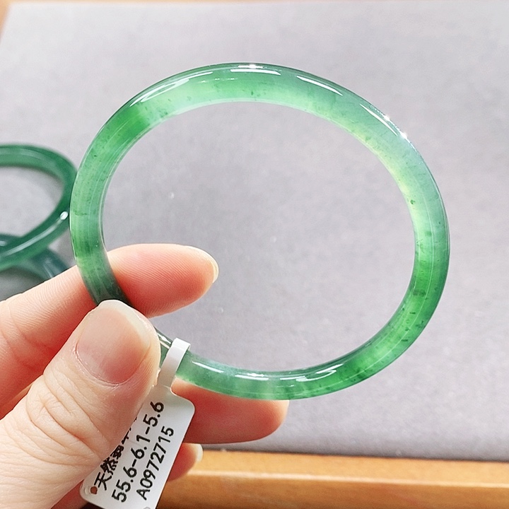 翡翠未镶嵌手镯（圆镯）