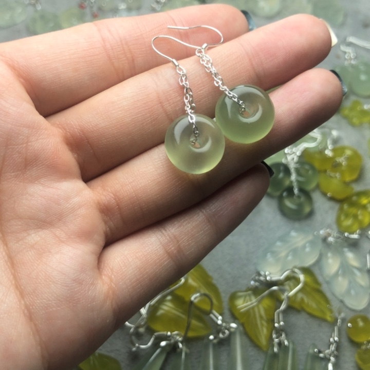 蛇纹石玉耳饰未镶嵌丢****椒