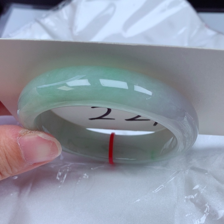 翡翠手镯未镶嵌翡翠