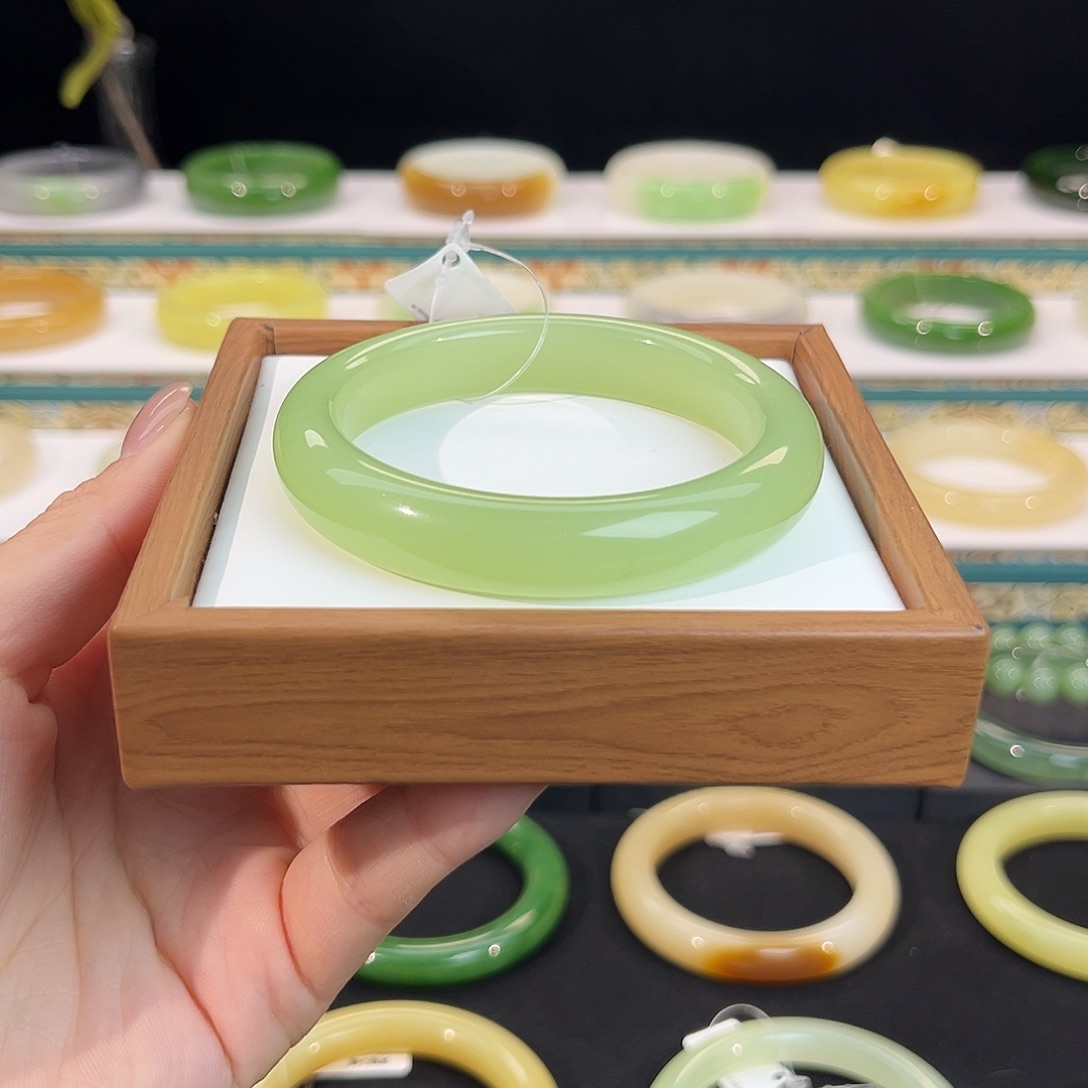 和田玉未镶嵌手镯高冰全翠镯