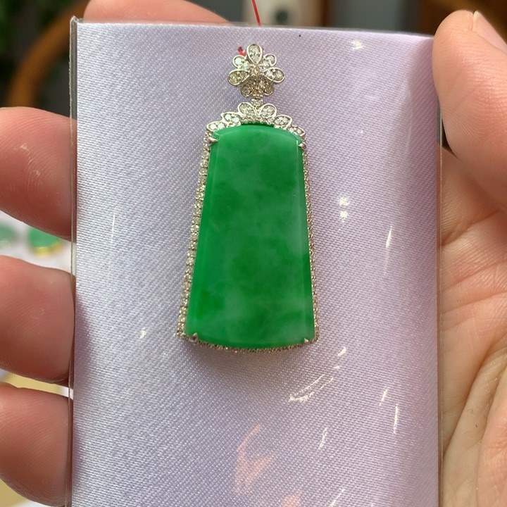 翡翠颈饰18K金镶嵌翡翠吊坠