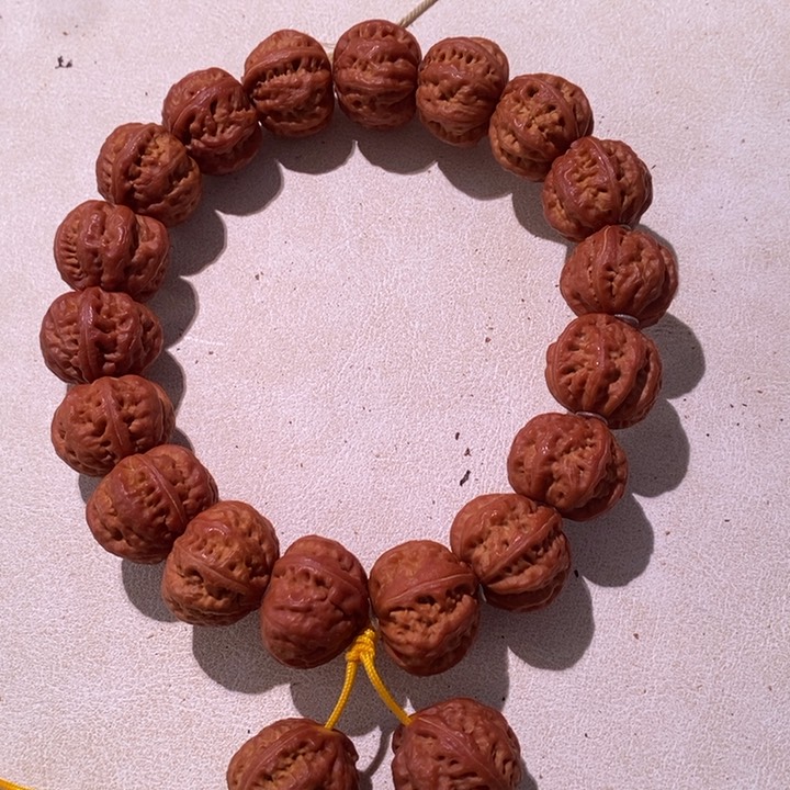 手串文玩核桃挣**酒，…………