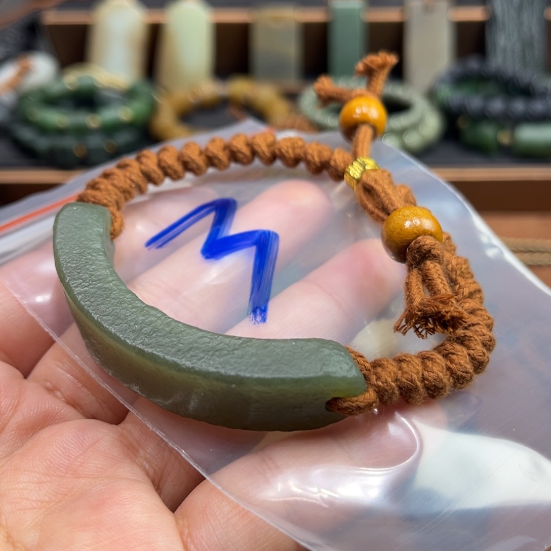 和田玉颈饰未镶嵌缤****族