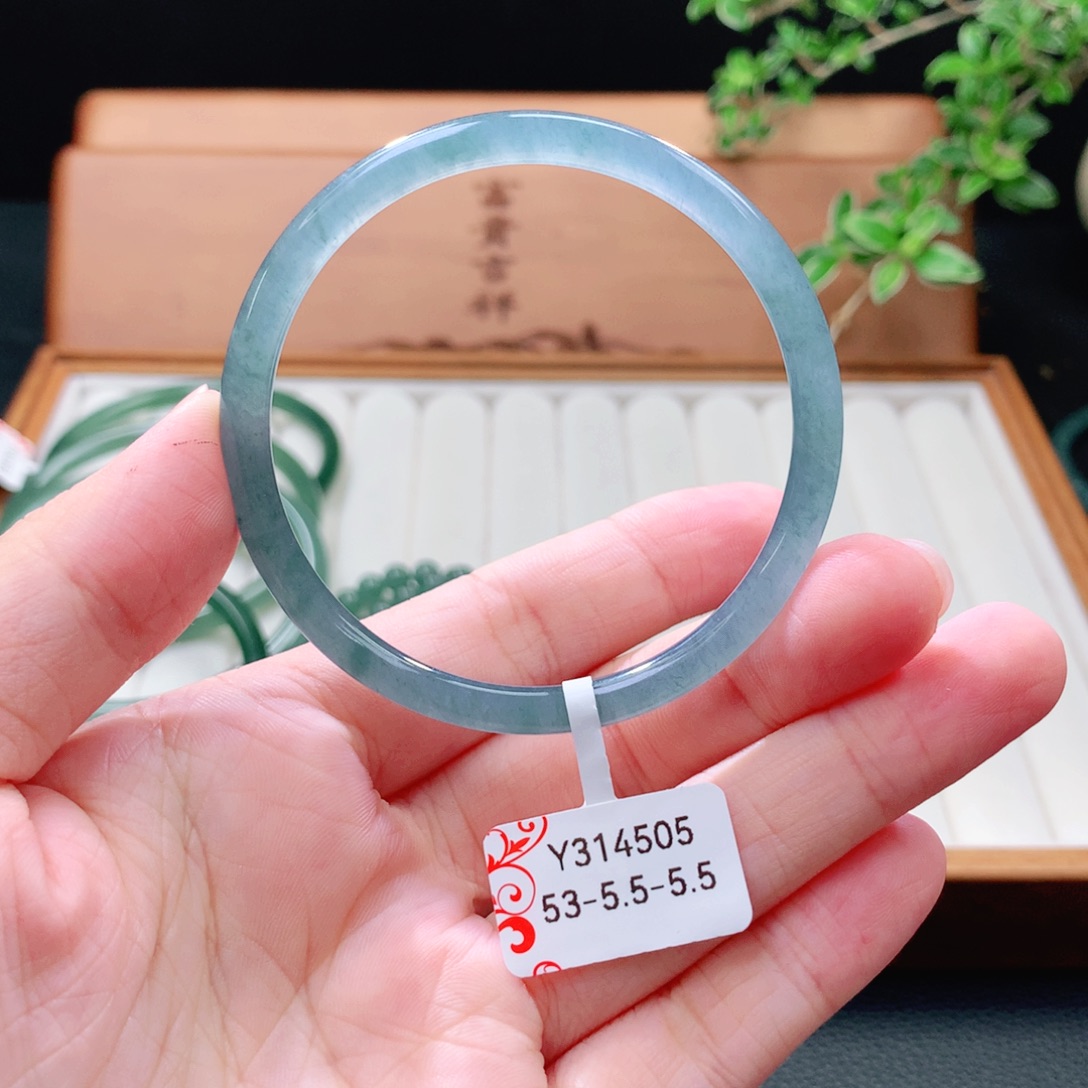 未镶嵌手镯（圆镯）翡翠