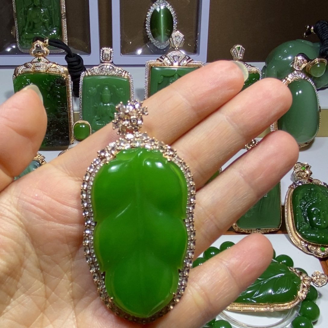 无***极和田玉（碧玉）18K金镶嵌颈饰