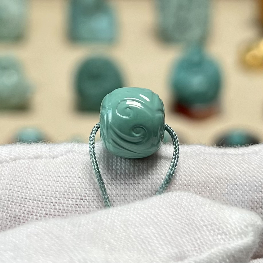 10.7*9.8mm精品瓷釉级老油绿博古纹瑞草纹老型湖北天然原矿绿松石