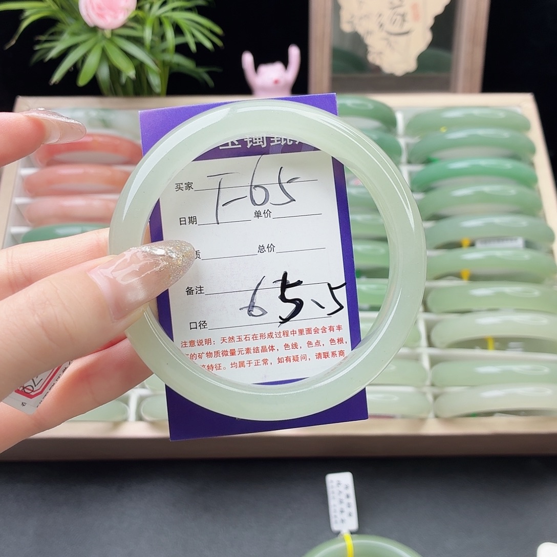 珍***惜石英质玉未镶嵌手镯