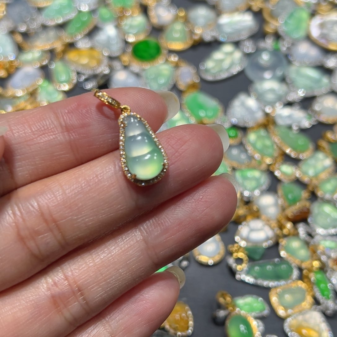 翡翠颈饰18K金镶嵌M**o吊坠