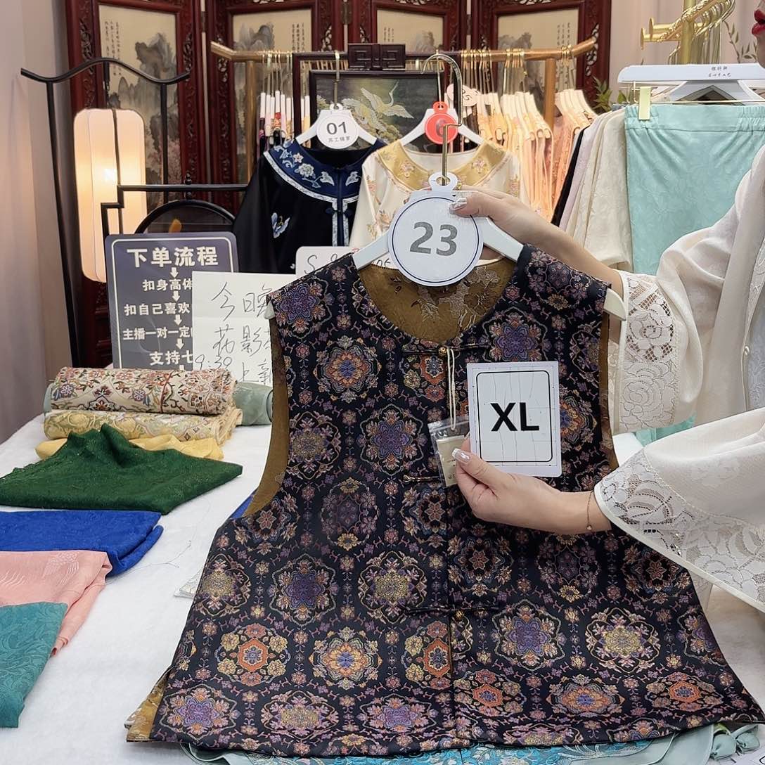 霞***子非遗传承人的精神风貌