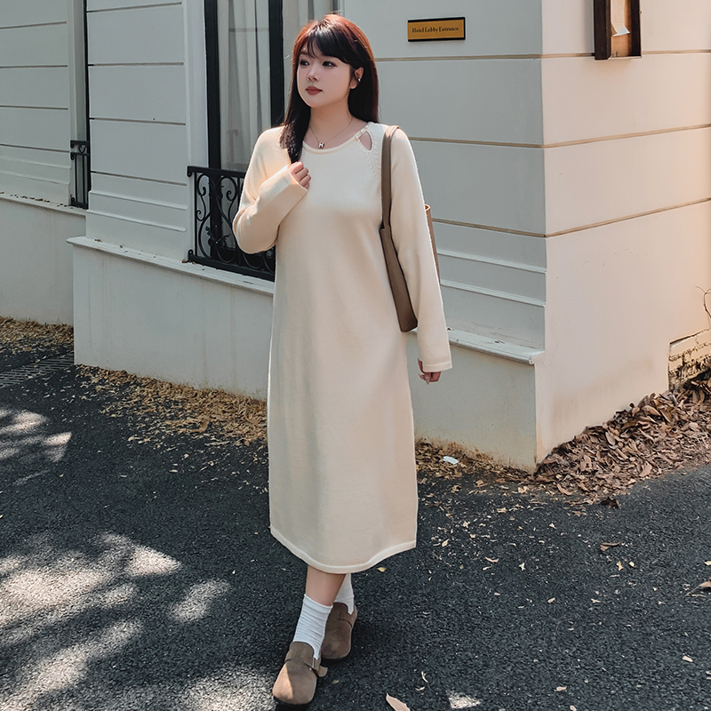 大码女装圆领镂空珍珠连衣裙胖mm2024秋季甜美直筒裙22775