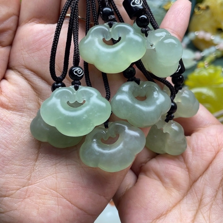 蛇纹石玉未镶嵌吊坠