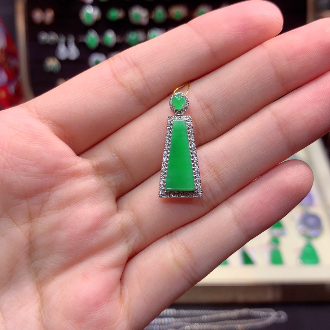 翡翠18K金镶嵌颈饰翡翠