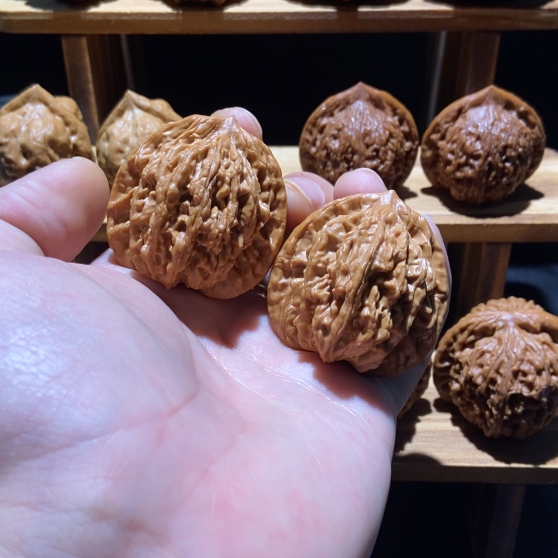 文玩核桃吊坠虎头原树42