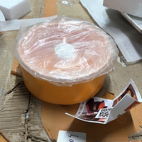 微瑕，不能明火，口径14厘米高度6黄色一个