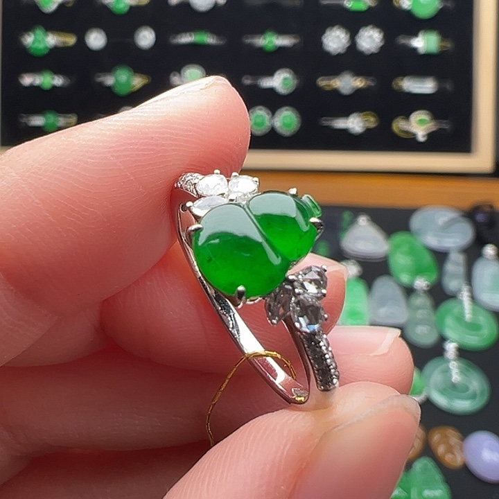 翡翠18K金镶嵌颈饰戒指