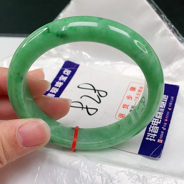 翡翠手镯未镶嵌翡翠