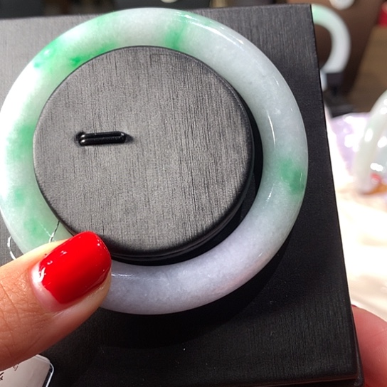 翡翠手镯（圆镯）未镶嵌满圈飘绿